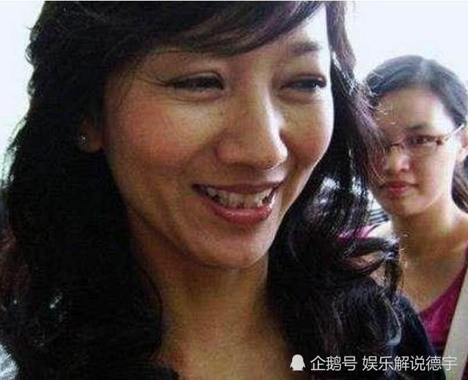 63岁赵雅芝素颜照曝光,离开化妆素颜似大妈,不老女神人设崩塌