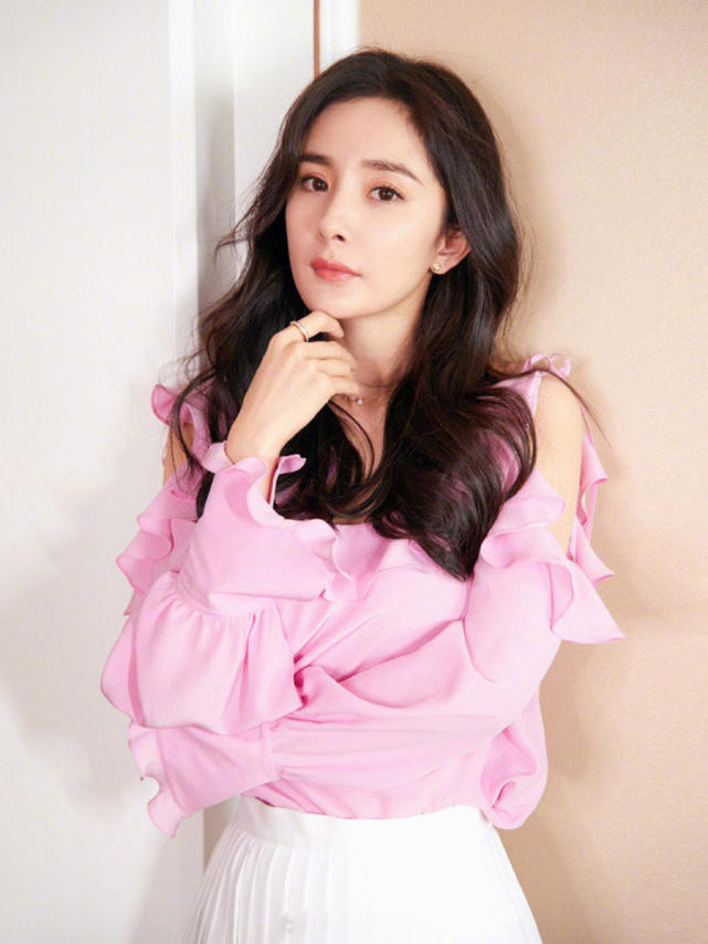 衬衫搭百褶裙小秀香肩,未修图也甜炸了|angelababy|杨幂