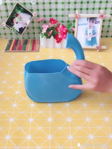 幼儿园作业做花盆,妈妈用洗衣液瓶子做一