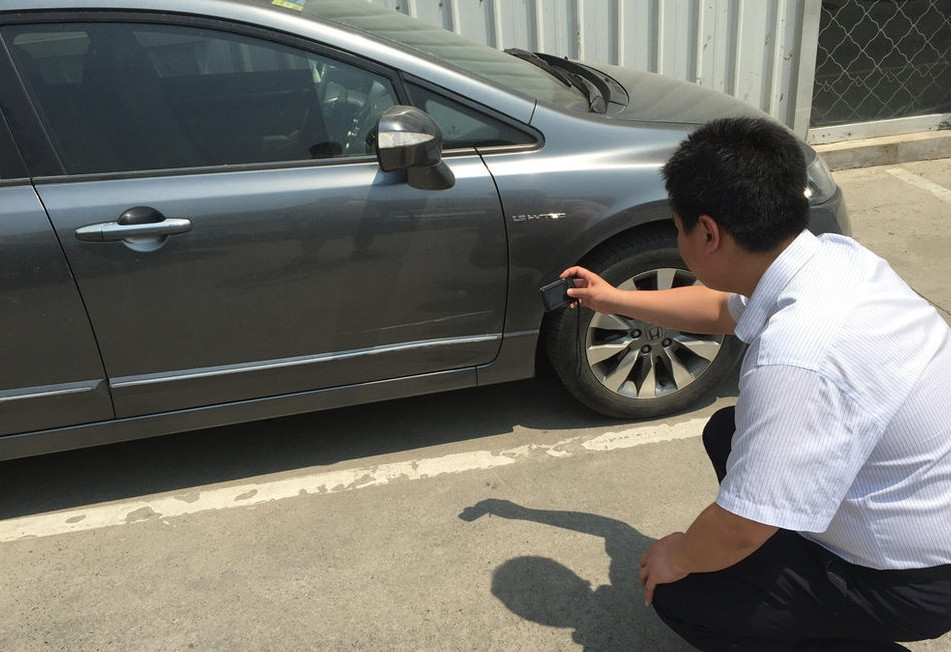 倒車蹭掉後車保險槓漆,對方卻要求換新的怎麼辦?這2招專治無賴