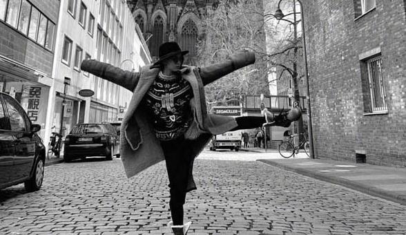 周董又送情头了,模仿昆凌打卡拍照,周三岁上线