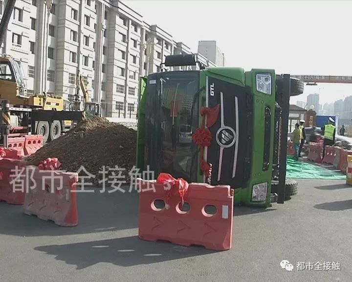 成吉思汗大街路面塌陷翻斗车侧翻