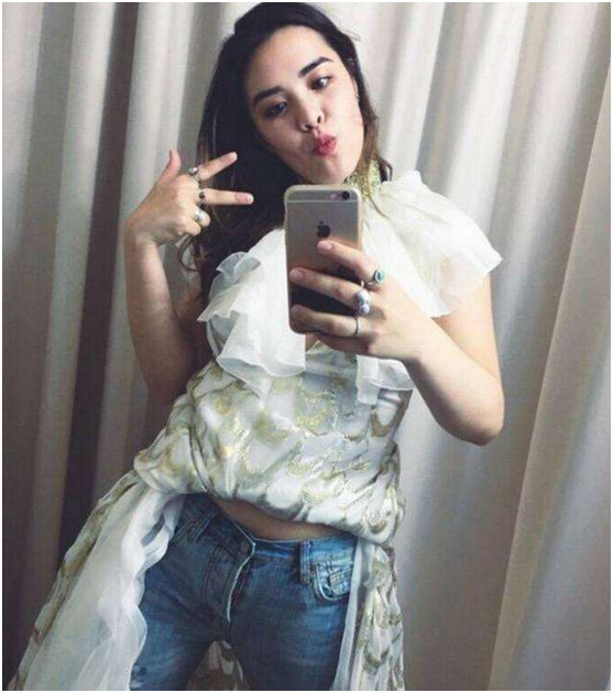 钟丽缇23岁大女儿近照,身材比妈妈还好,满脸雀斑宛如33岁
