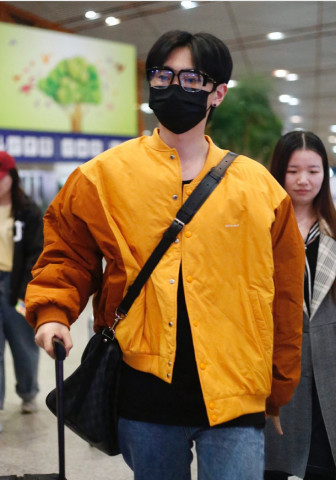 汪苏泷身黄色外套内搭黑色t恤现身机场 改行做摄影帅气十足