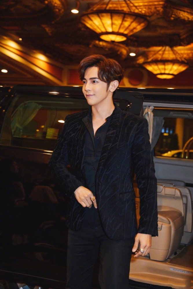 汪东城晒新发型,并发文说:你们要的短发来了,网友评价亮了