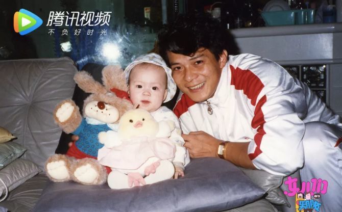 黄日华的女儿黄芷晴这对还属于恋人未满,友达以上,冒着各种粉红泡泡.