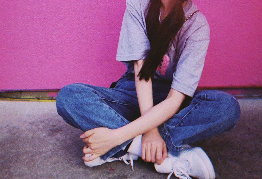 迪丽热巴多次上《快本》,让人羡慕的不是腿,而是乖巧的坐姿