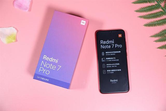redmi note 7 pro相对于redmi note 7是小改款,外观上大致相似,但在