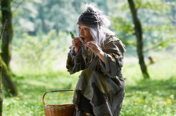 肩上受了这样的一扳,若是抵挡不住,必向后跌,只有九指神丐的独家武功