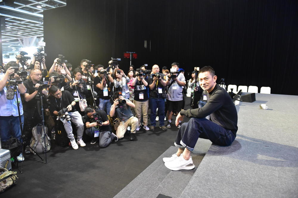 一线|《热血合唱团》刘德华演绎铁腕指挥:补了