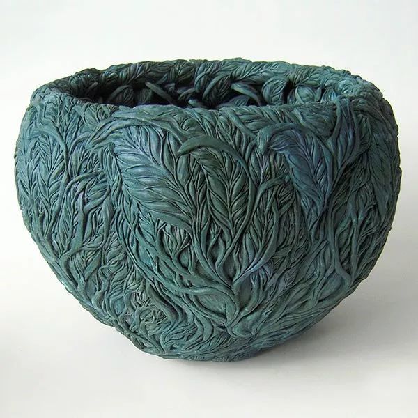 细腻的陶瓷雕花艺术