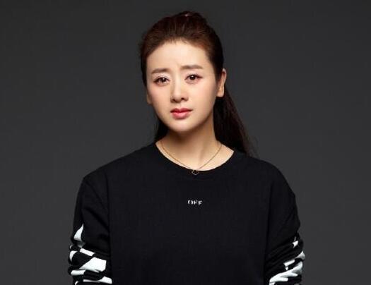她曾红极一时,美貌不输蒋勤勤,如今39岁跟女儿似姐妹