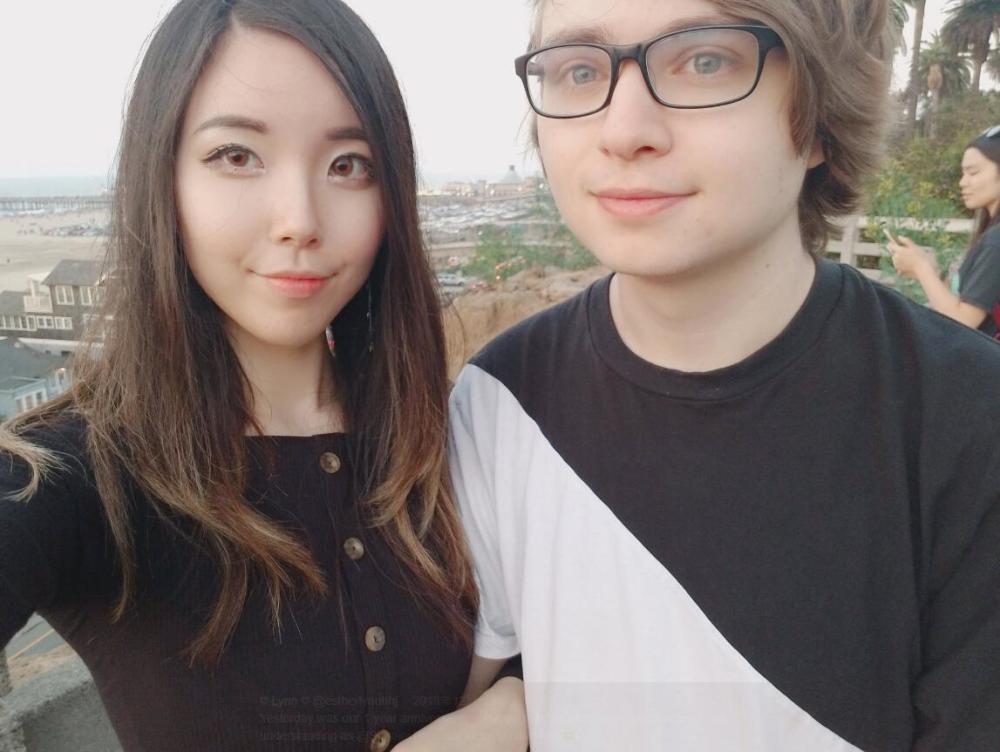 甜死人!女装大佬sneaky迎25岁生日 超美女友晒合照示爱