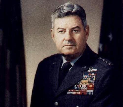 柯蒂斯·李梅:火烧东京,烧死人数远超原子弹,却被日本授予奖章