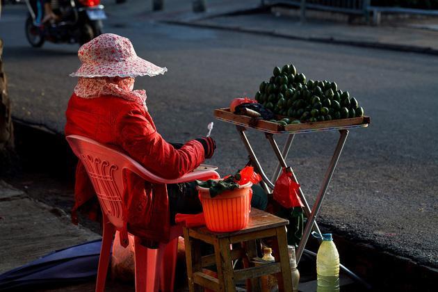 很多人都知道,在中国台湾的街头巷尾,曾经也到处都是卖槟榔的店铺