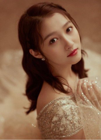 带你看看关晓彤豪宅装修:内部设计奢华有爱,酒柜里放满名贵的酒