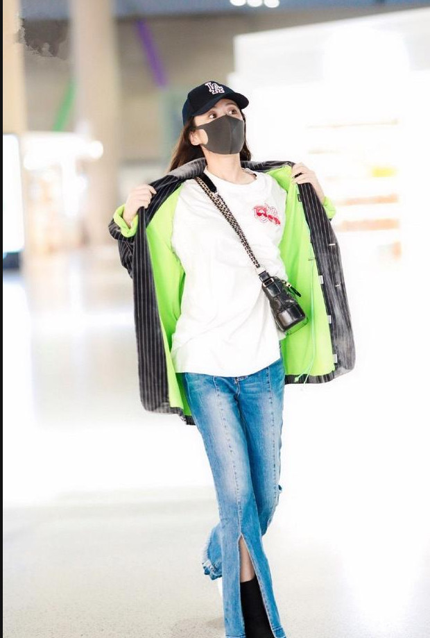 李金铭身穿黑色格纹外套内搭白t现身机场口罩遮面气质清新