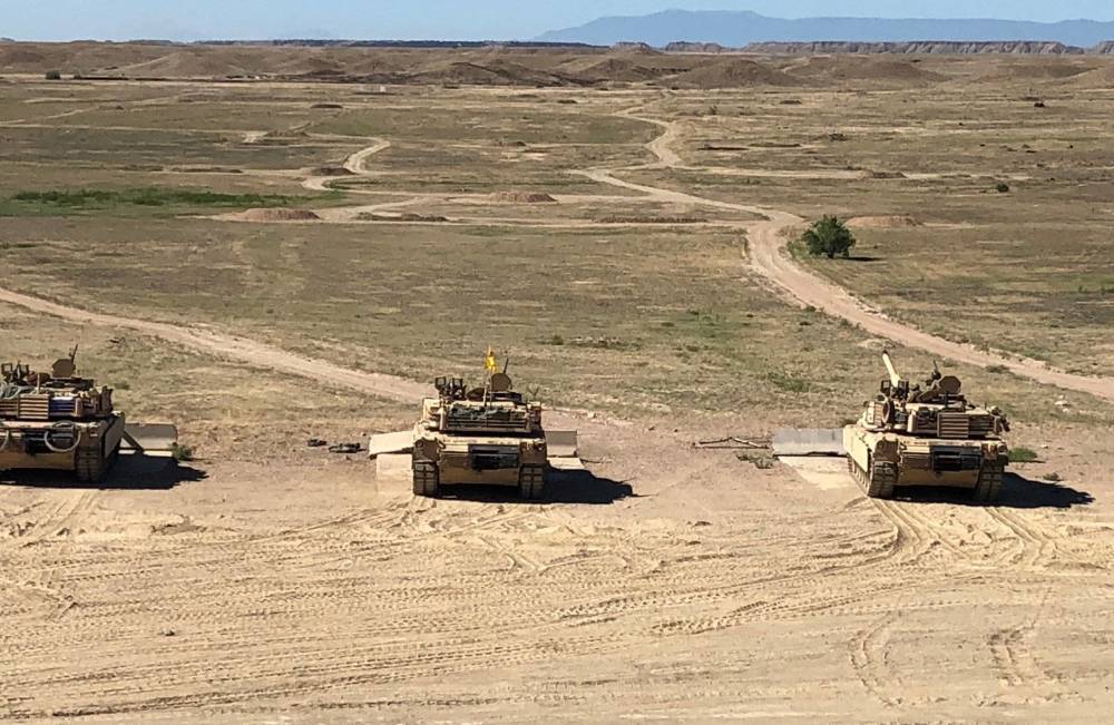 特朗普视察美国坦克工厂:打得过中国和俄罗斯