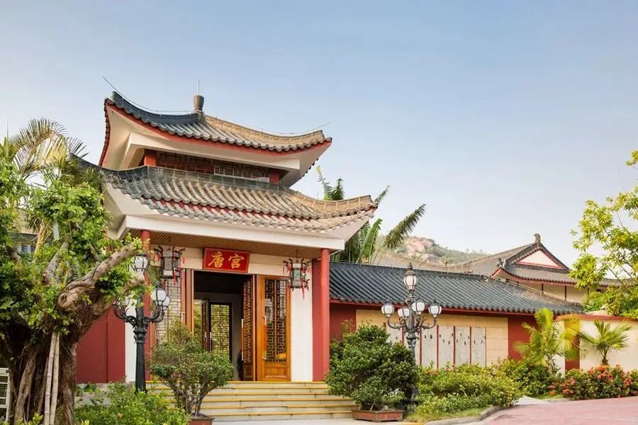 唐宫,是参照中国唐代的华清宫风格建造,与蓝天相映,坐落在温泉,绿树