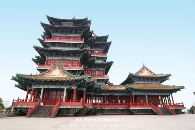 阅江楼位于南京市鼓楼区狮子山巅,屹立在扬子江畔.