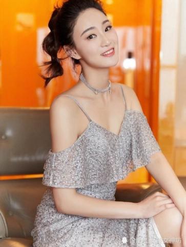 侯梦莎出席活动,身穿吊带开叉裙美如仙女,网友:真是难以置信!