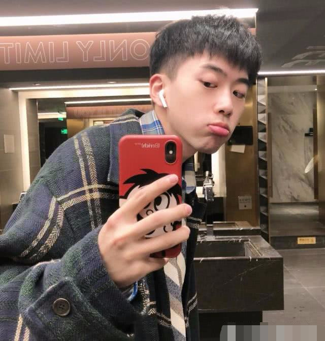 最近火了费启鸣的短发造型网友可以用来当手机壁纸了