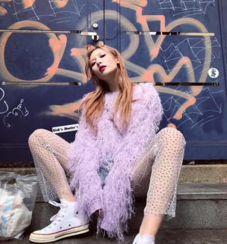 金泫雅身穿透明长裤,各种造型凸造型,网友:又要引领潮流了