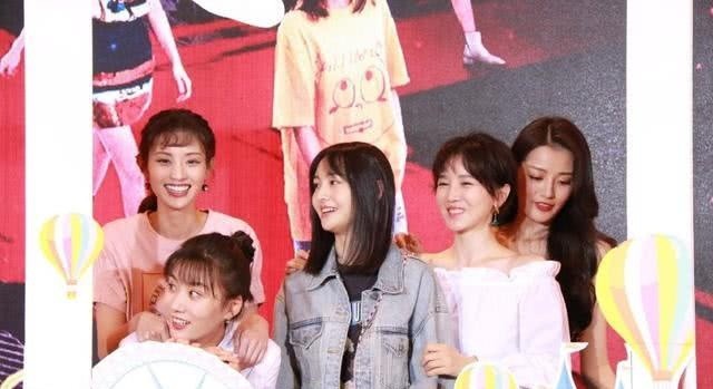 郑爽抢站c位后,于正发文怒斥这行为:演戏不怎样就知道抢排名