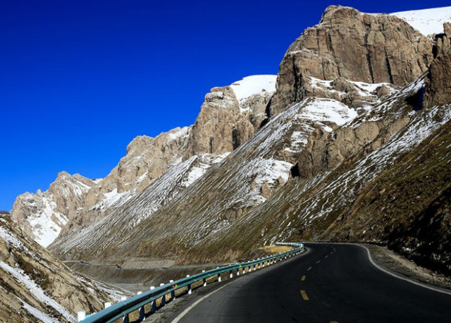 獨庫公路連接南北疆,沿途風景極美,但地形多樣對自駕者考驗很大