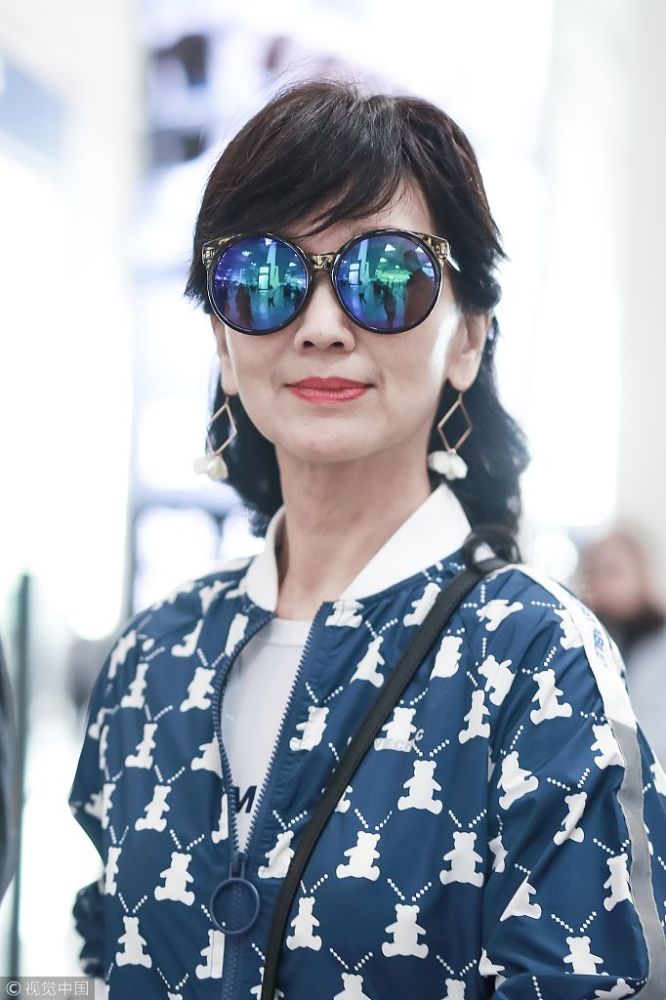 赵雅芝穿时尚简装戴耳饰超减龄 获丈夫宠溺牵手一路灿笑