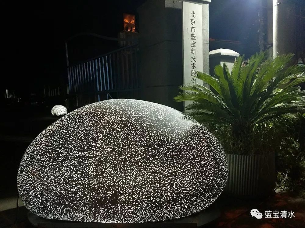 夜色中的透光混凝土在景观中更美