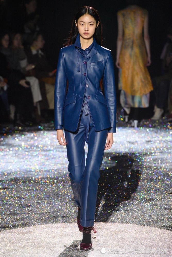 人物:康思佳,陕西渭南人,2018春夏四大时装周全球最佳新人