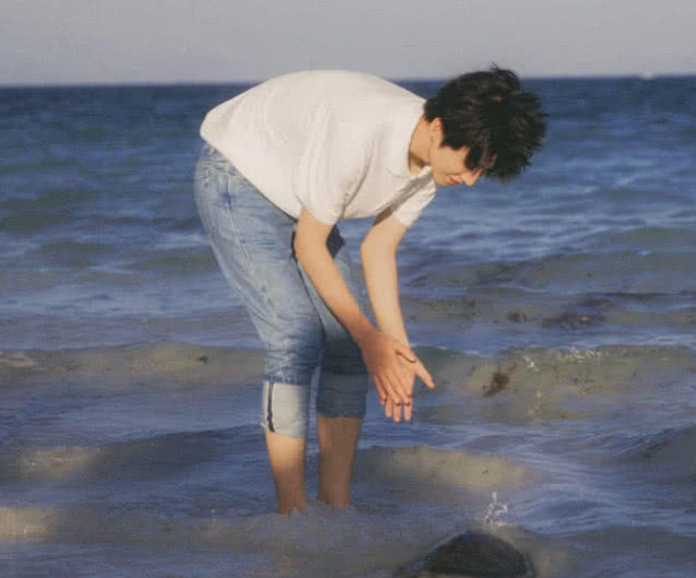 王俊凯简直是太帅了,身穿白衣在海边卷裤腿捡垃圾,网友:天使吗