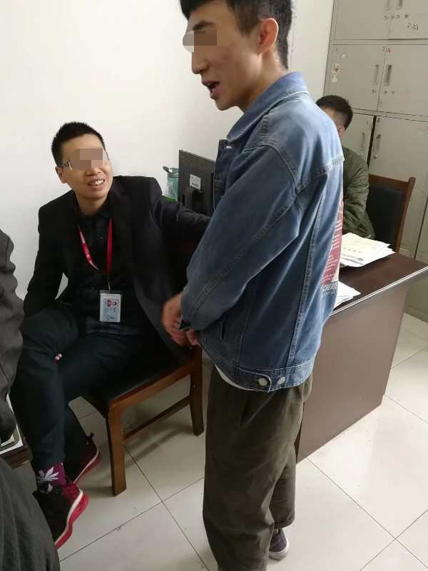 大学生挑衅老师,用老师照片干了1件事,老师气