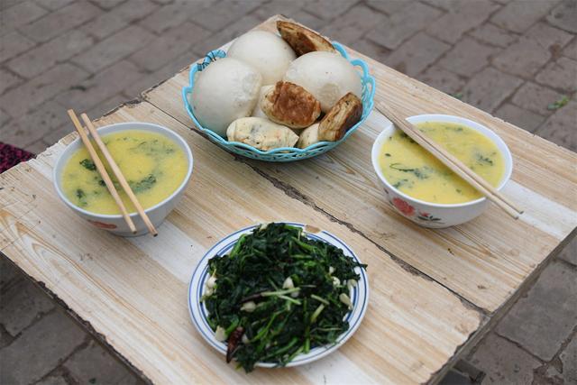 油菜叶子也能吃?农村大妈用它来炒菜,配上玉米糁粥很好吃