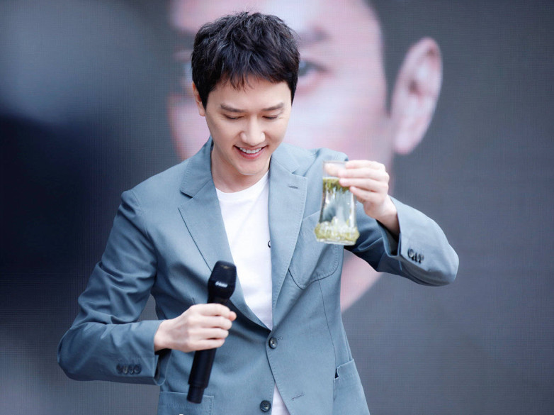 冯绍峰现身成都参加活动,满眼笑容挡不住,网友:奶爸的日常