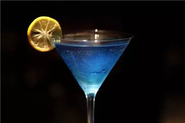 10ml蛋清,适量调制步骤在调酒壶中加入冰块,干金酒,蓝橙利口酒,蛋清和