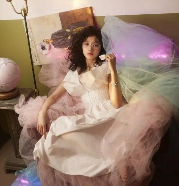 关晓彤登上韩国杂志,她的这身衣服真的是太吸引人了