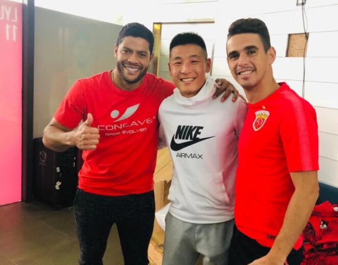 武磊评价西班牙人队友:门将是个扑点神人 我和