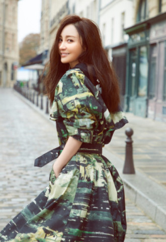 去年生日被曝求婚成功,今年姚笛生日开心比v,手上的戒指好抢眼