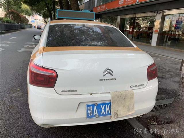 示范路违停故意遮挡号牌,这的哥真"任性"被扣12分!