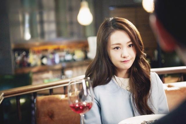 郑爽在发布会上自扇嘴巴,演绎"疼痛"