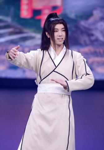 《王牌对王牌》成了华晨宇的秀场 真是一身衣