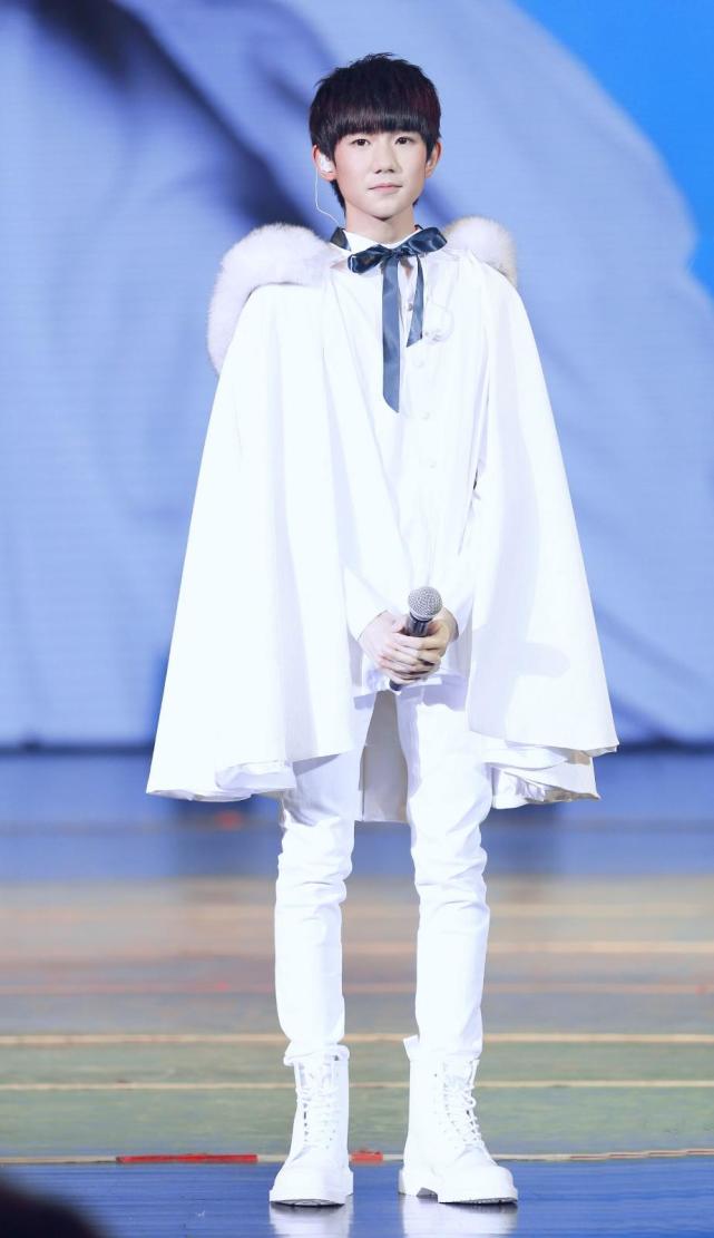 19岁的王源太瘦了,穿夹克衫配黑色长裤,双腿细得跟竹竿一样