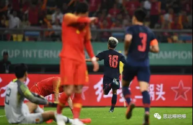 央视记者:中国队让泰国梅西踢成真梅西 遇到逼