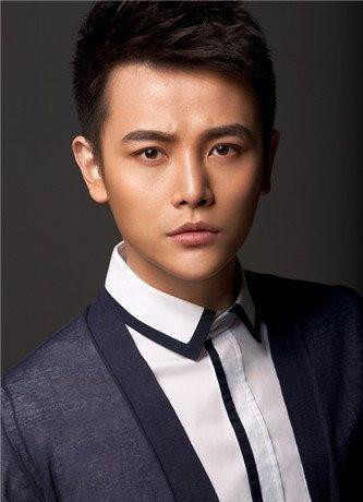 在近期与马丽搭档演了《逆流而上的你》,他在里面扮演的是渣男邹凯,没