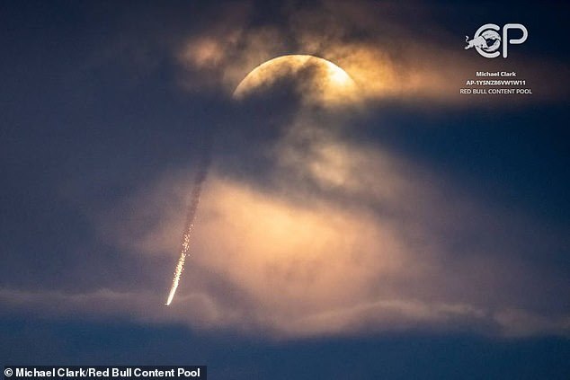 图:从天而降的一束火光