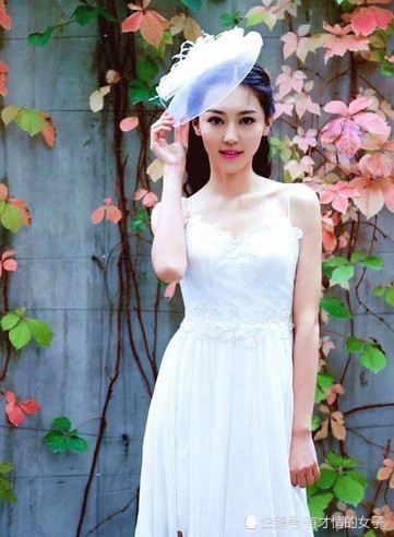 热巴和黄梦莹同框拍婚纱照,上戏校花遇上北电校花,赢的居然是她