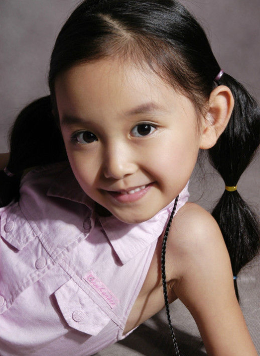 有一种"整容"叫蒋依依童年照,每张都是壁纸,网友:不想她长大