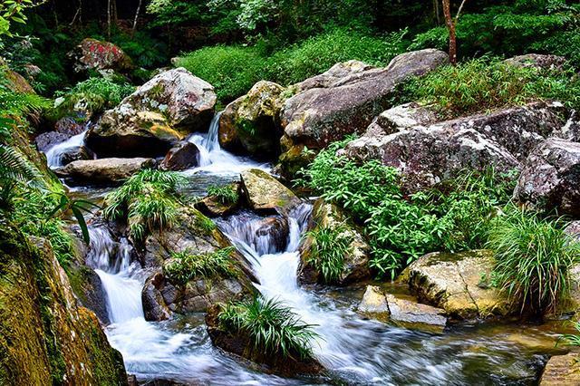 高山峡谷的观瀑胜地,感受山水乐趣的天然氧吧,龙王潭